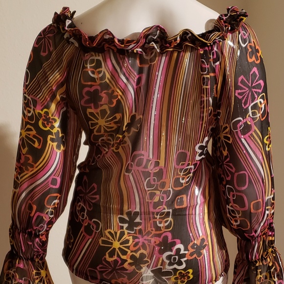 Button front top with ruffle detail - Picture 2 of 3